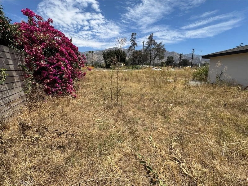 16 E Altadena