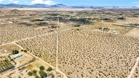 Tiny photo for 30881 Pawnee Road, Lucerne Valley, CA 92356 (MLS # HD25252272)