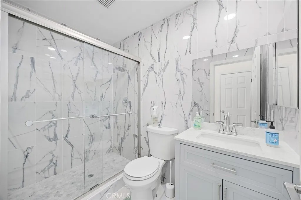 538 E 222nd