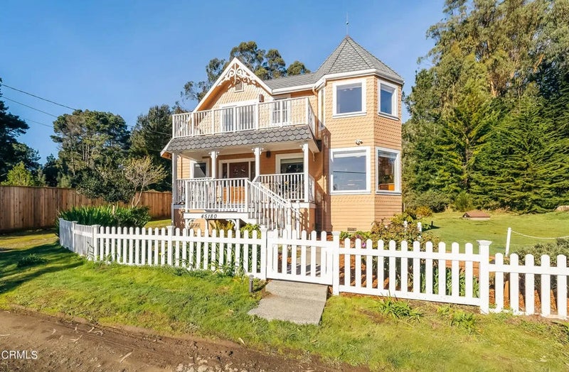 45180 Headlands Drive