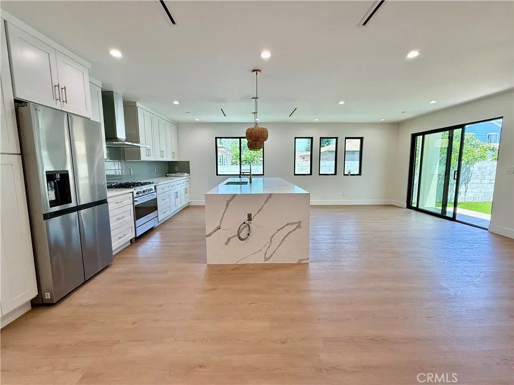 Photo of 22130 Gault Street, Canoga Park, CA 91303 (MLS # SR26032390)