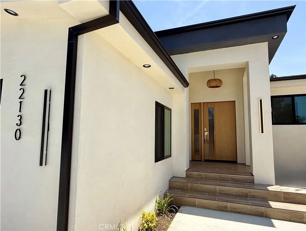 Photo of 22130 Gault Street, Canoga Park, CA 91303 (MLS # SR26032390)