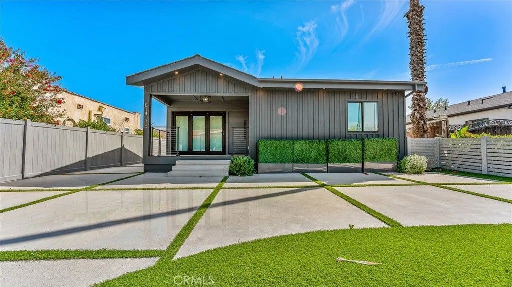 Photo of 514 W Washington Blvd, Pasadena, CA 91103 (MLS # DW26085128)