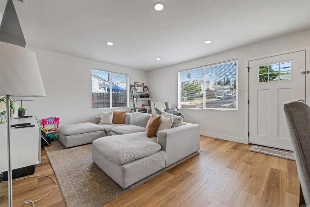 2624 Comstock Street