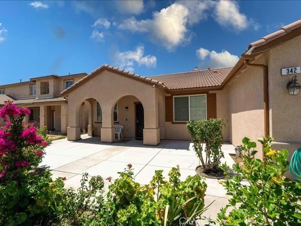 Photo of 342 La Clarita Avenue, San Jacinto, CA 92582 (MLS # SW25184317)