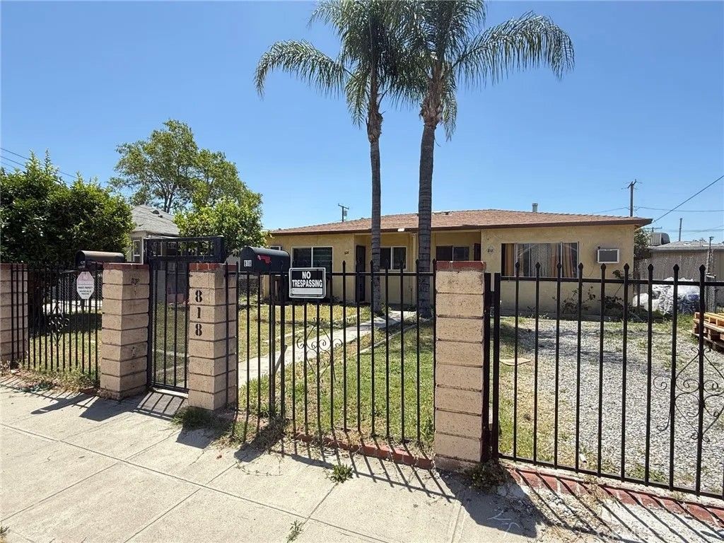 Photo of 818 E C St, Colton, CA 92324 (MLS # TR25269095)