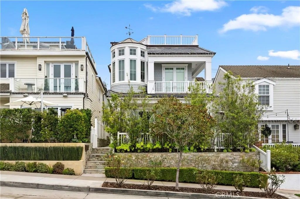 Photo of 718 Poinsettia Ave, Corona Del Mar, CA 92625 (MLS # NP26003339)