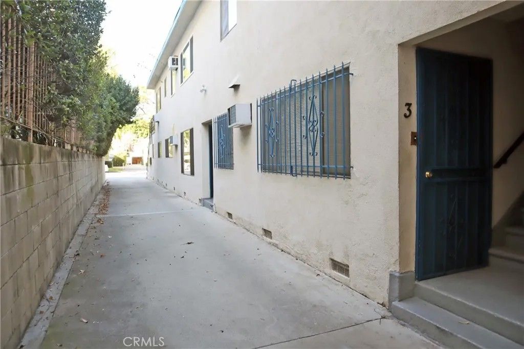 Photo of 11100 Camarillo Street, West Toluca Lake, CA 91602 (MLS # SR26050481)
