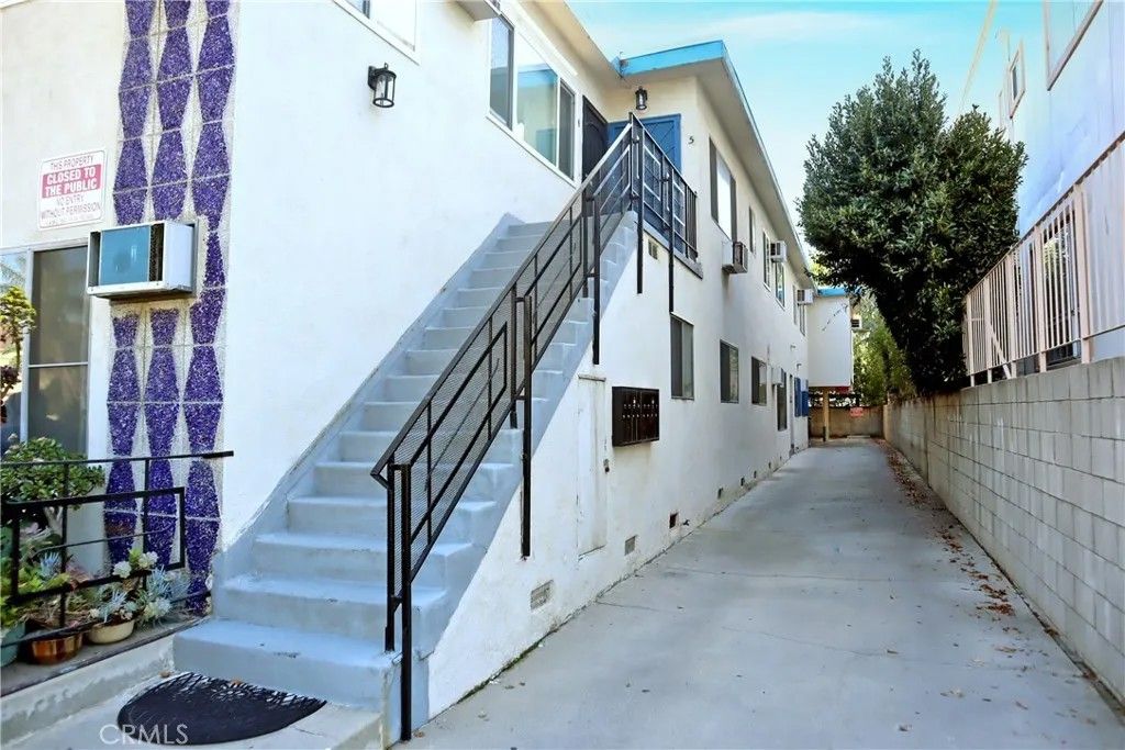 Photo of 11100 Camarillo Street, West Toluca Lake, CA 91602 (MLS # SR26050481)