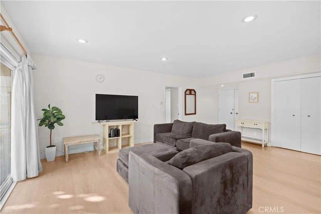 Photo of 395 S Oakland Avenue #104, Pasadena, CA 91101 (MLS # TR25266967)