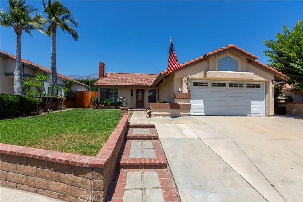 9028 La Verne