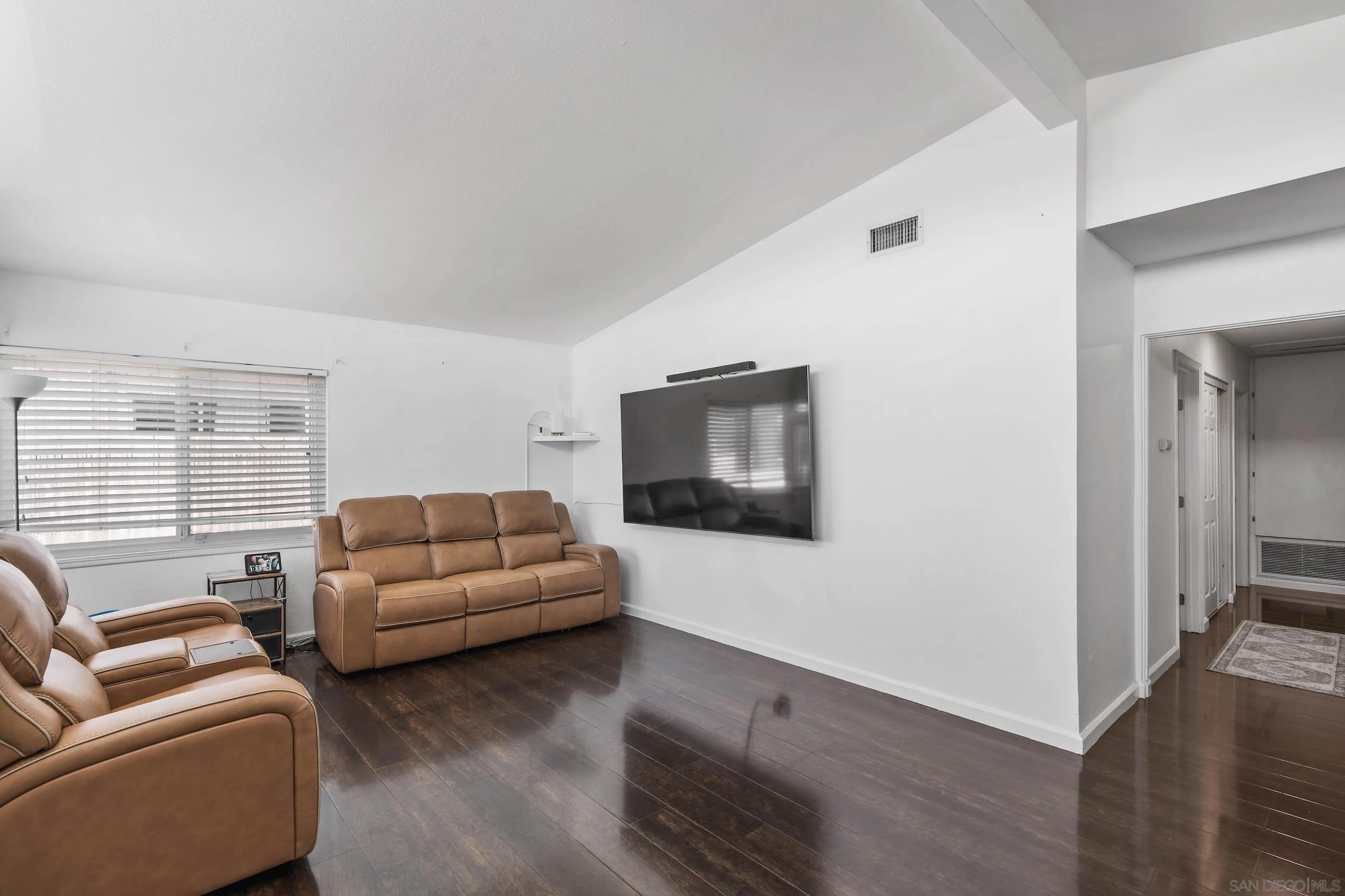 863 Ginna Pl