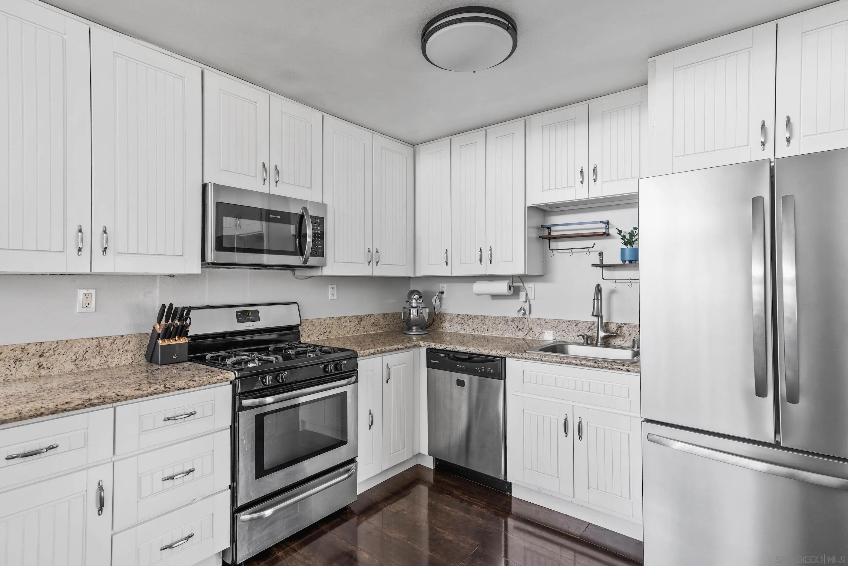 863 Ginna Pl