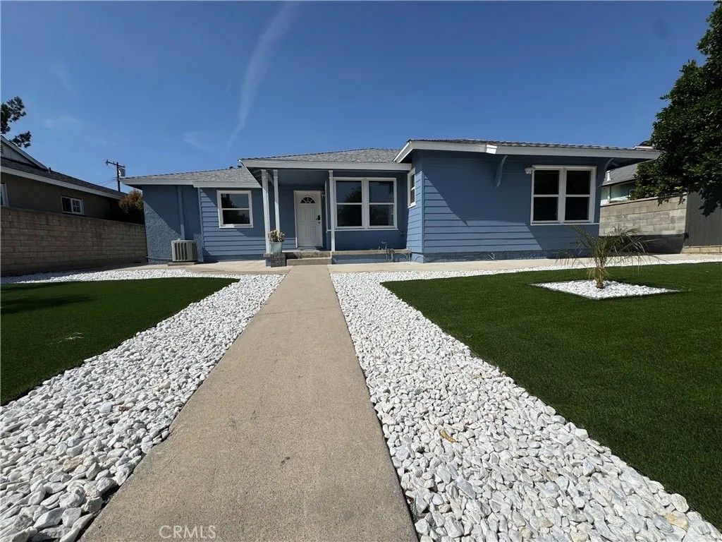Photo of 19939 Saticoy St, Winnetka, CA 91306 (MLS # SR26075533)