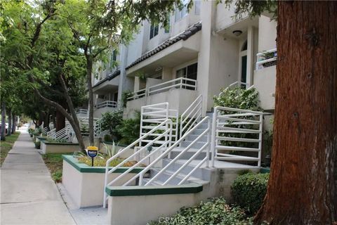 Photo of 5145 Yarmouth Ave #19, Encino, CA 91316 (MLS # SR26046963)