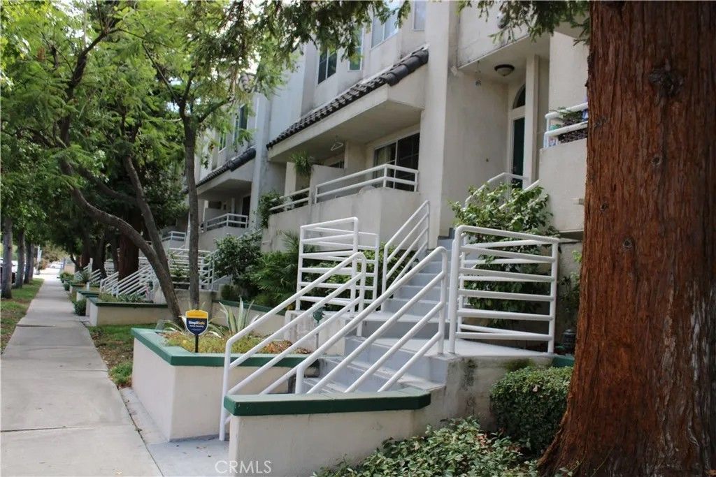 Photo of 5145 Yarmouth Ave #19, Encino, CA 91316 (MLS # SR26046963)