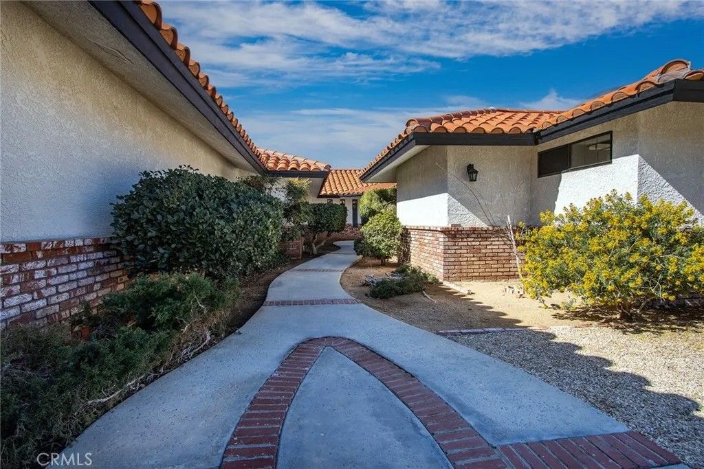 Photo of 9200 Fortuna Ave, Yucca Valley, CA 92284 (MLS # JT26016727)