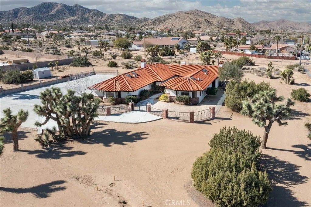 Photo of 9200 Fortuna Ave, Yucca Valley, CA 92284 (MLS # JT26016727)