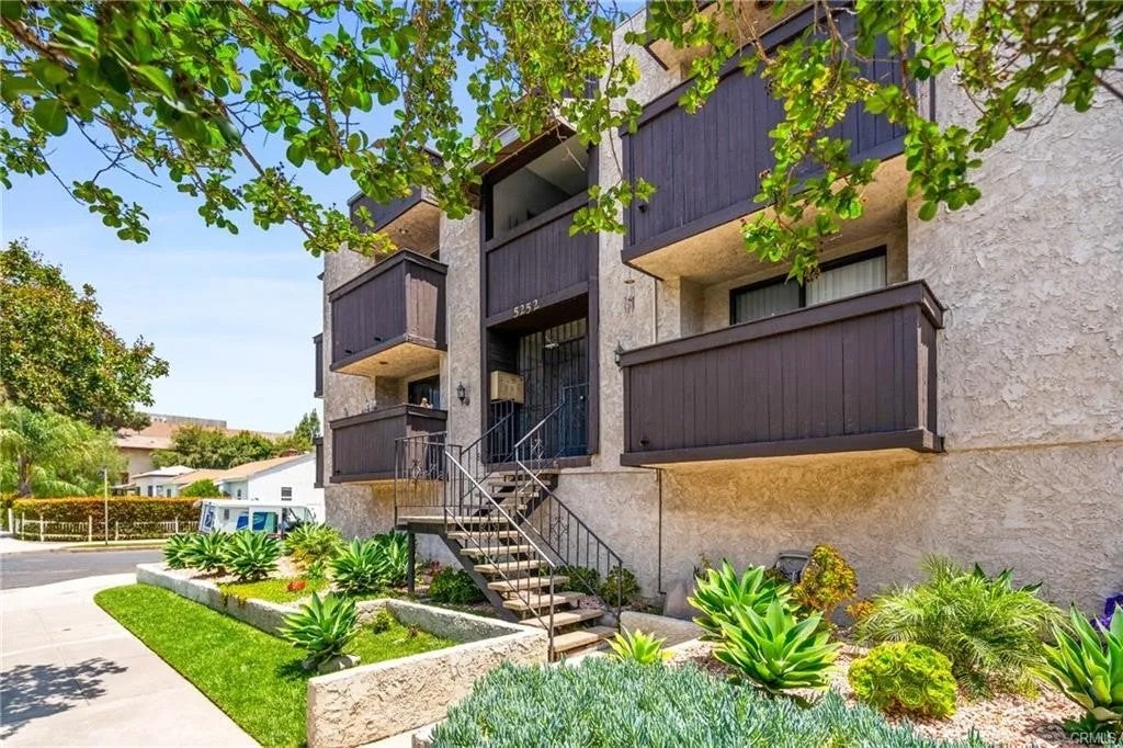 Photo of 5252 Agnes AVE #2, Valley Village, CA 91607 (MLS # SR26197098)