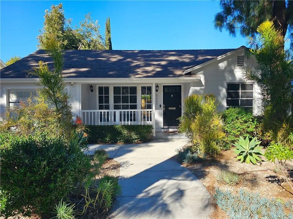 Photo of 22045 De La Osa St, Woodland Hills, CA 91364 (MLS # SR25268326)