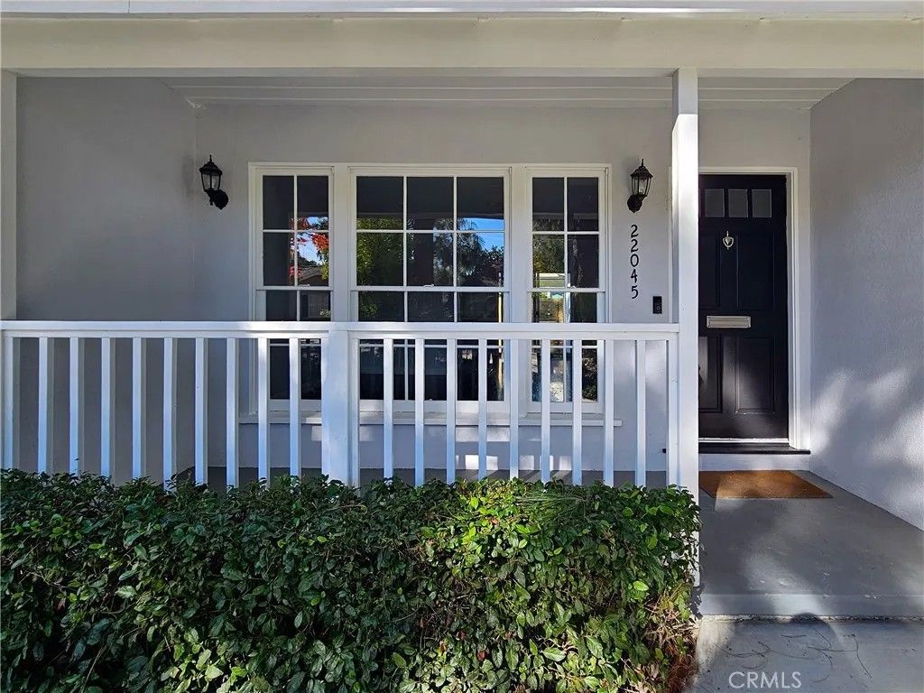 Photo of 22045 De La Osa St, Woodland Hills, CA 91364 (MLS # SR25268326)