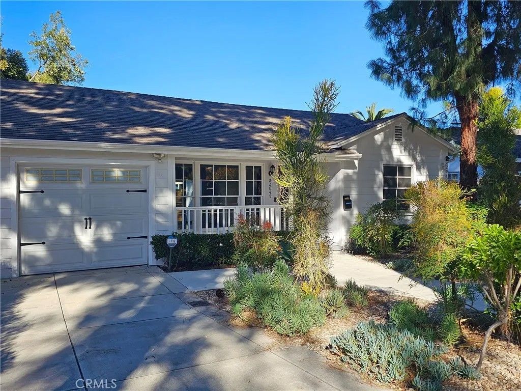 Photo of 22045 De La Osa St, Woodland Hills, CA 91364 (MLS # SR25268326)