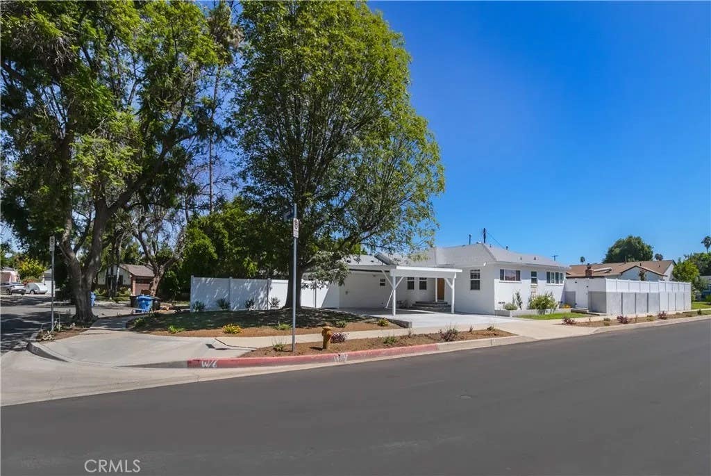 Photo of 11000 Gaviota Avenue, Granada Hills, CA 91344 (MLS # SR26131207)