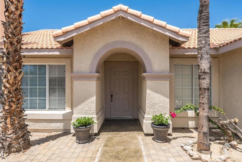 65920 Avenida Cadena