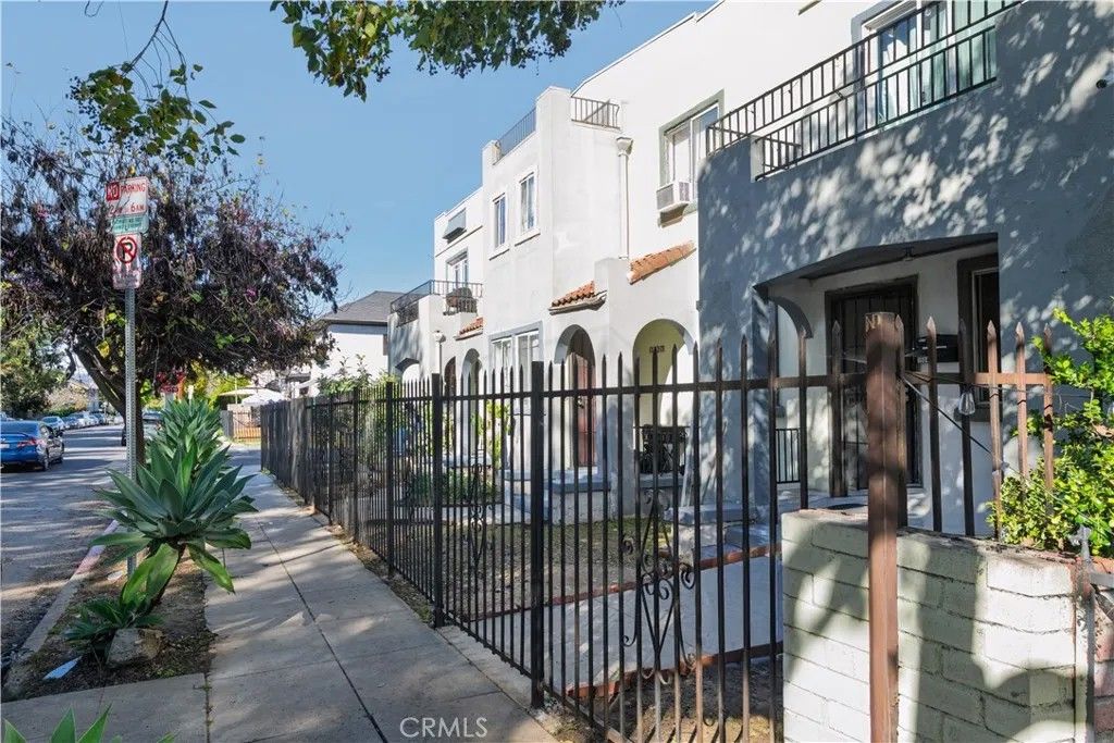 Photo of 1500 S Hobart Blvd, Los Angeles, CA 90006 (MLS # BB26041677)