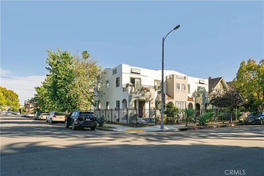 Photo of 1500 S Hobart Blvd, Los Angeles, CA 90006 (MLS # BB26041677)