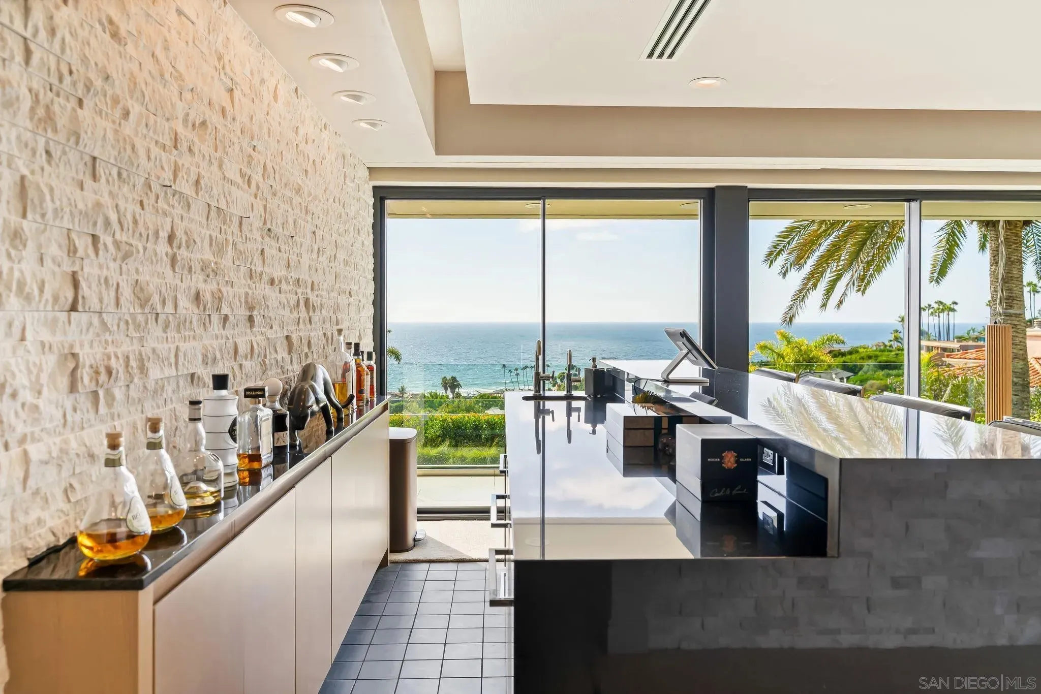 La Jolla, California 92037, United States, 4 Bedrooms Bedrooms, ,6 BathroomsBathrooms,Residential,Active,186082