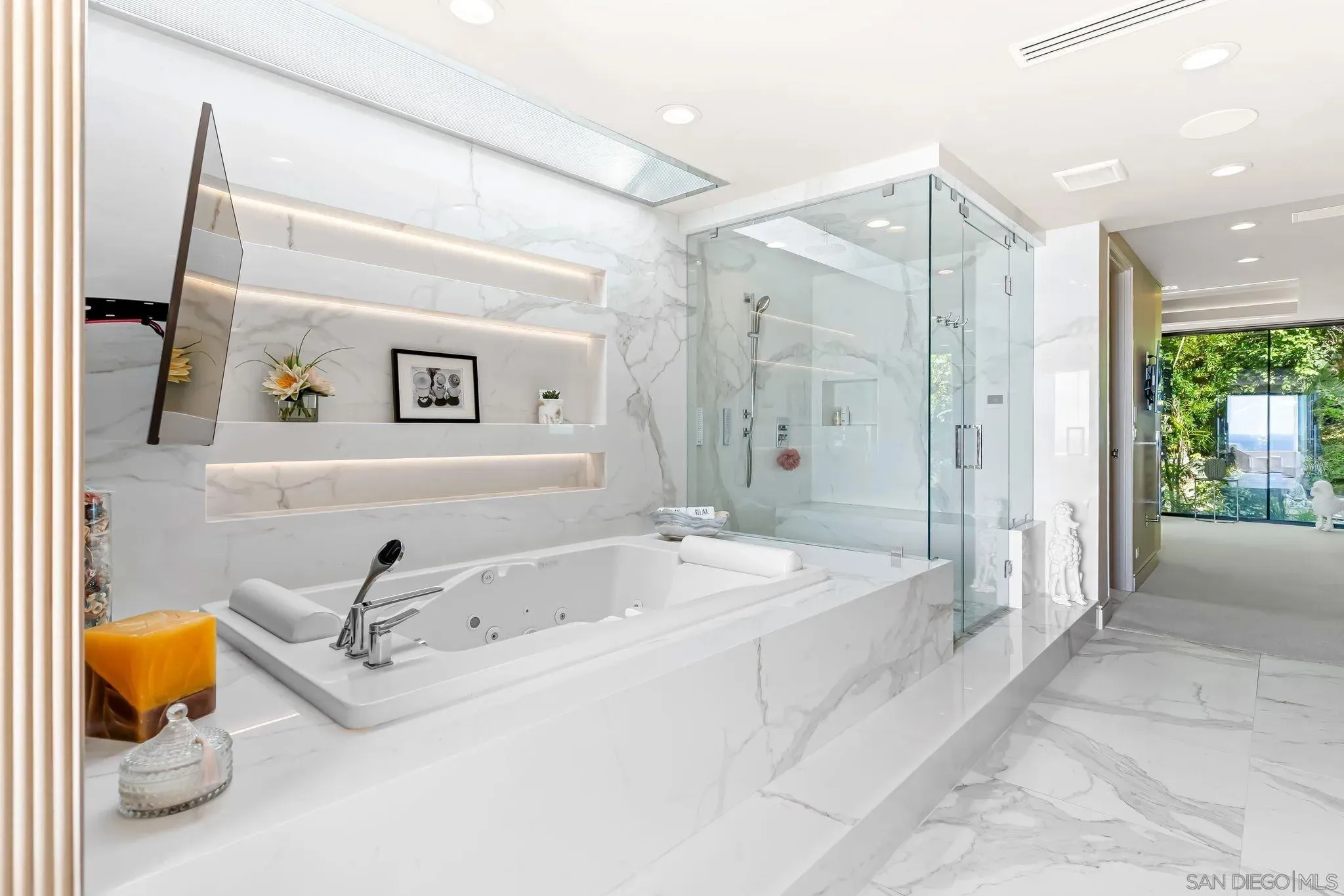 La Jolla, California 92037, United States, 4 Bedrooms Bedrooms, ,6 BathroomsBathrooms,Residential,Active,186082