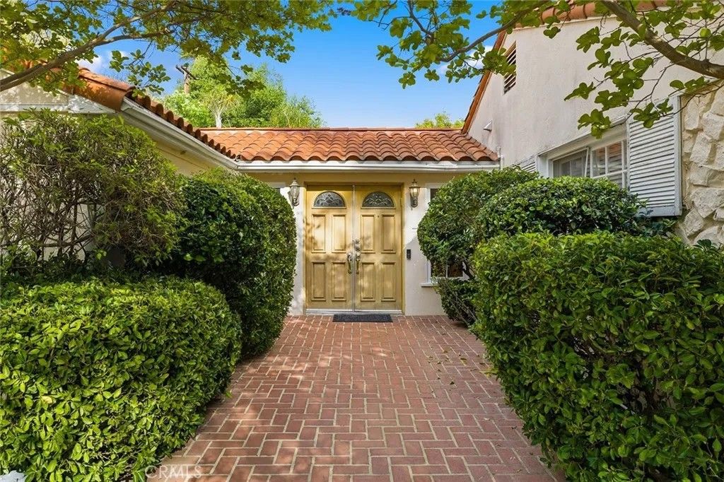 Photo of 5220 Collier Place, Woodland Hills, CA 91364 (MLS # SR26067782)