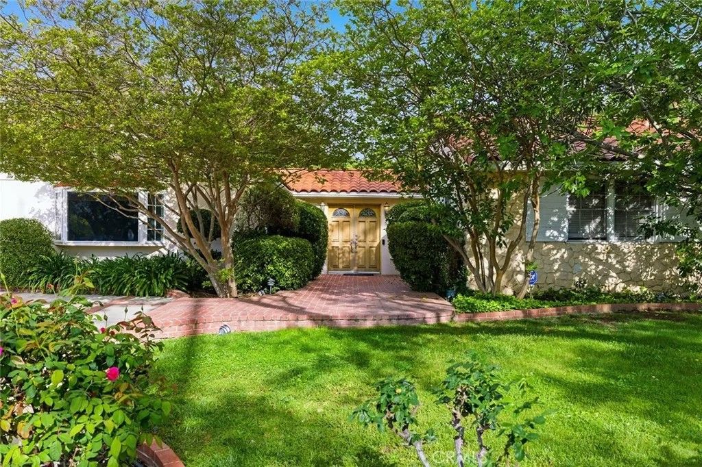 Photo of 5220 Collier Place, Woodland Hills, CA 91364 (MLS # SR26067782)