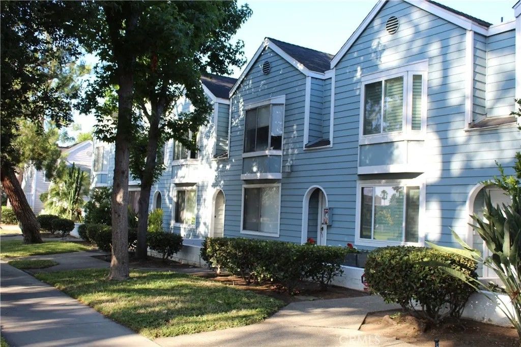 Photo of 591 N Garfield Ave #5, Pasadena, CA 91101 (MLS # CV25282476)