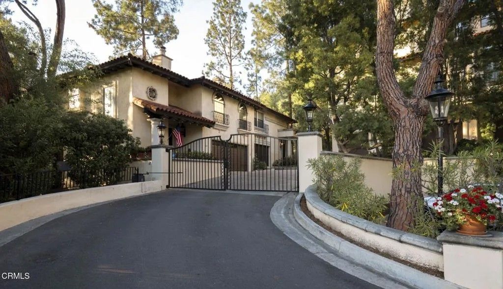 Photo of 52 N Arroyo Boulevard, Pasadena, CA 91105 (MLS # P1-26589)