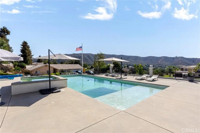 13582 Oak Hill Court