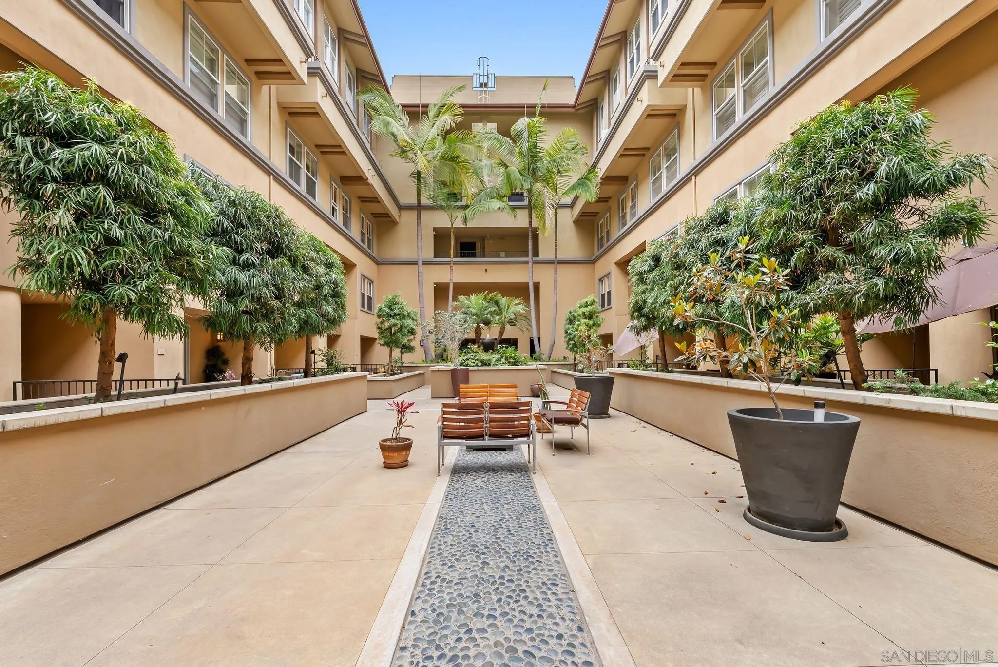 301 W G St 112