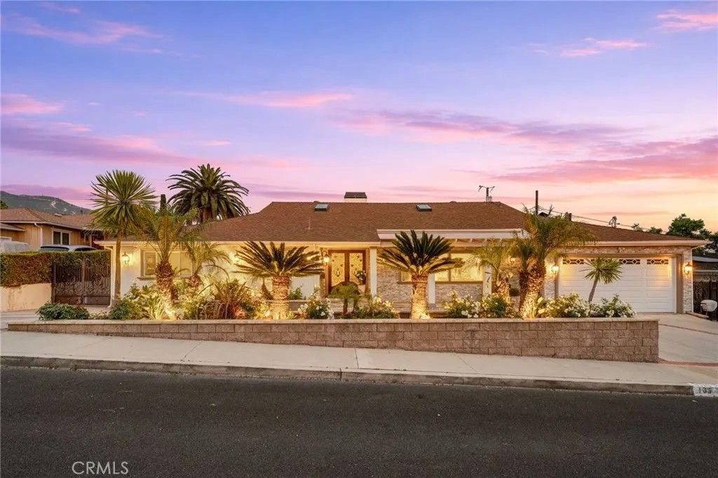 Photo of 1030 E Valencia Ave, Burbank, CA 91501 (MLS # GD26090624)