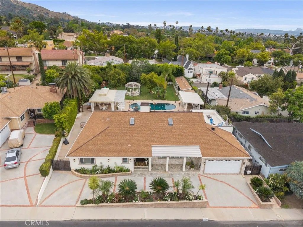 Photo of 1030 E Valencia Ave, Burbank, CA 91501 (MLS # GD26090624)