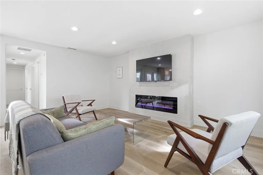 2382 Via Mariposa West D