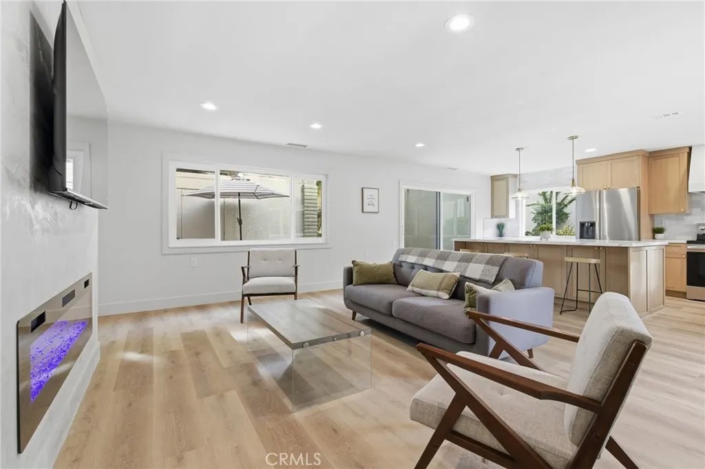 2382 Via Mariposa West D