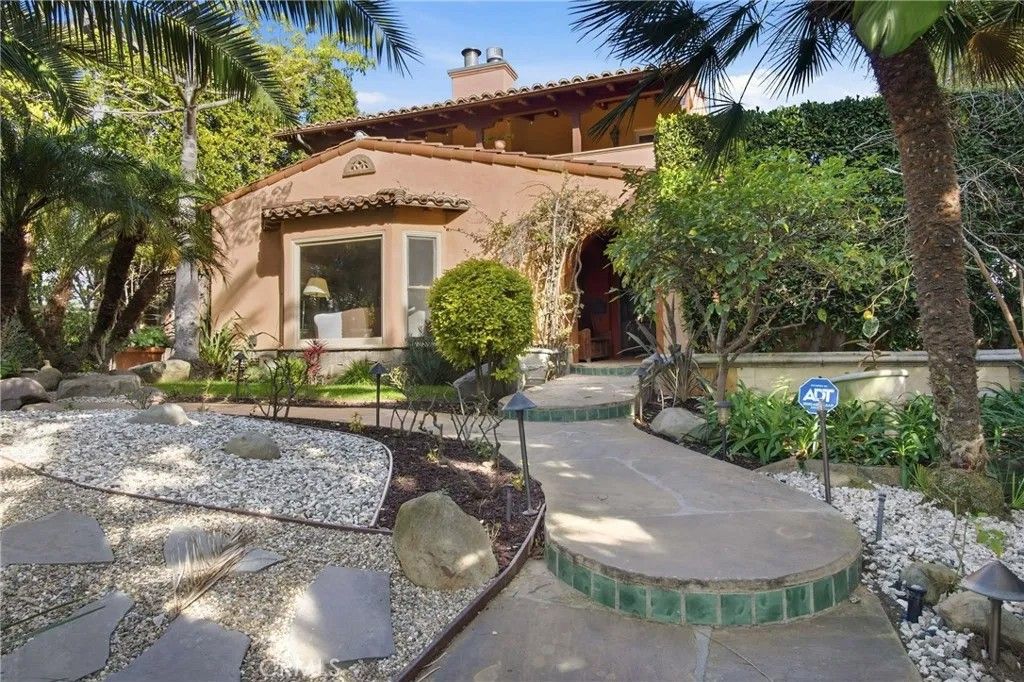 Photo of 3524 Grand View Boulevard, Los Angeles, CA 90066 (MLS # SR26004951)