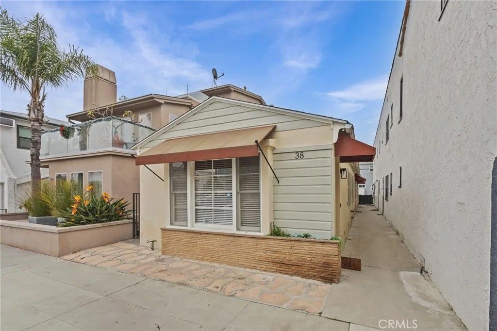 Photo of 38 Argonne Avenue #1, Long Beach, CA 90803 (MLS # OC26002394)