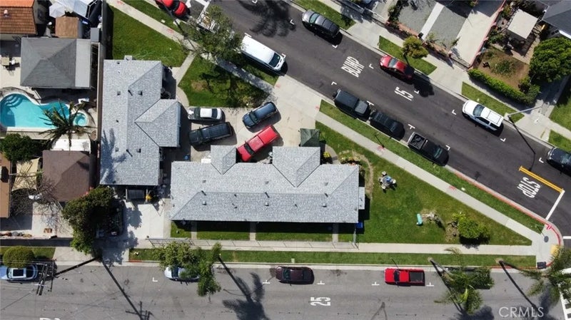4439 E 52nd