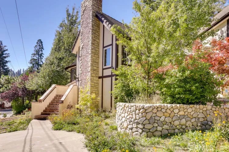 196 Hillcrest Court