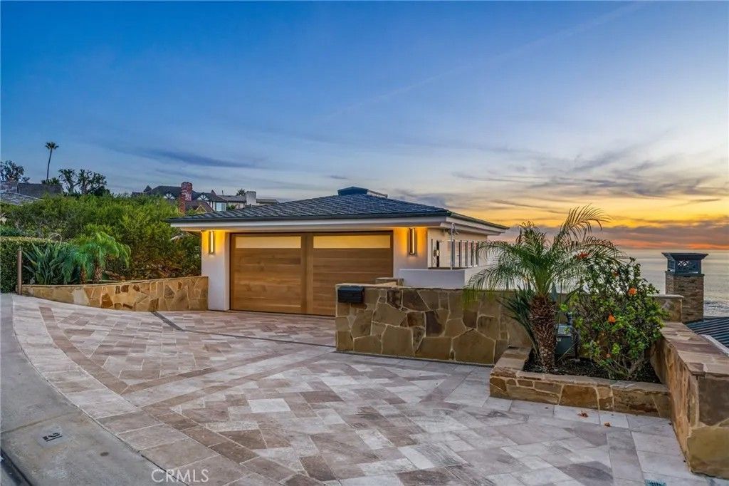 Photo of 21 Bay Dr, Laguna Beach, CA 92651 (MLS # OC25267728)