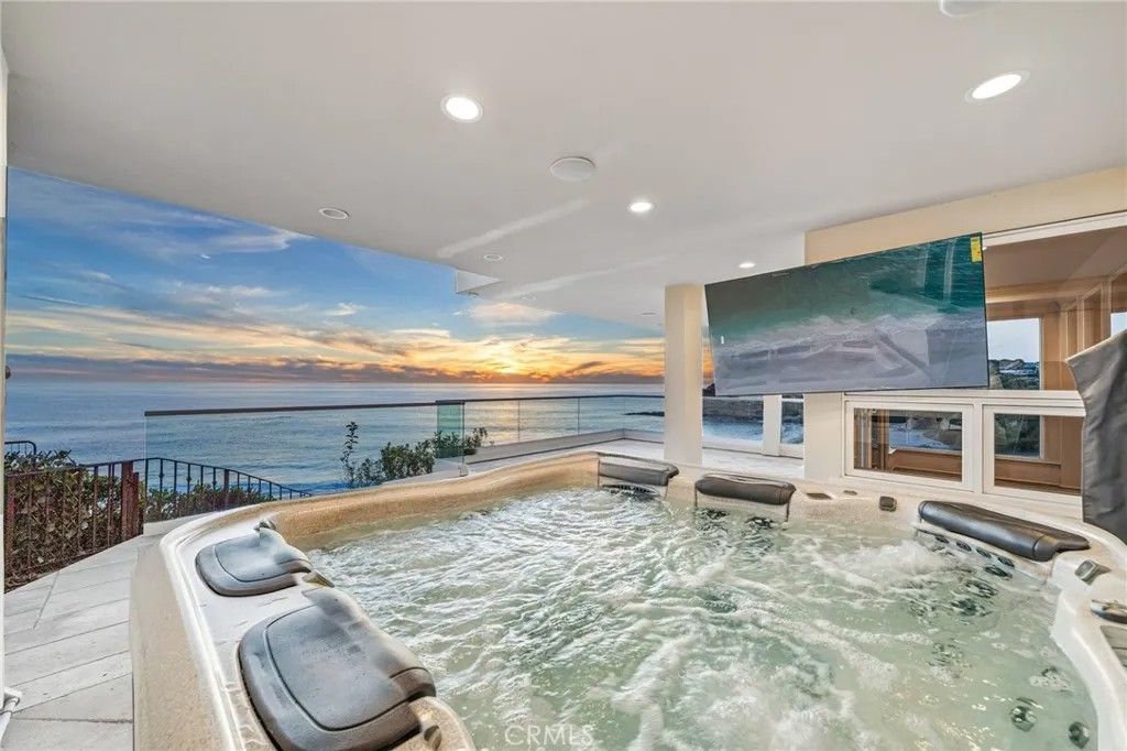 Photo of 21 Bay Dr, Laguna Beach, CA 92651 (MLS # OC25267728)