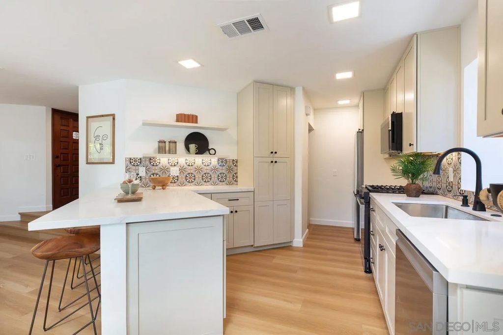 Photo of 8662 Villa La Jolla Dr #1, La Jolla, CA 92037 (MLS # 260002951)