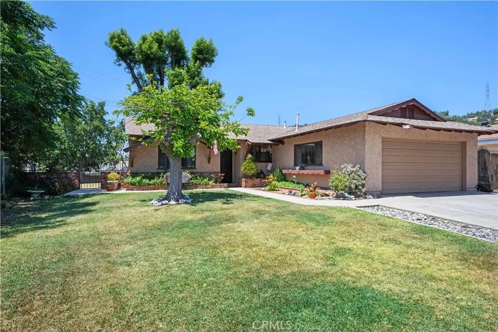 Photo of 1047 Bradford DR, Glendora, CA 91740 (MLS # AR26104021)